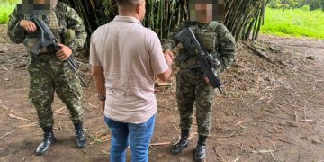 Se entrega al Ejército hombre cercano a ‘Iván Mordisco’ señalado de manejar millonarias finanzas de disidencias Farc