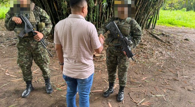 Se entrega al Ejército hombre cercano a ‘Iván Mordisco’ señalado de manejar millonarias finanzas de disidencias Farc
