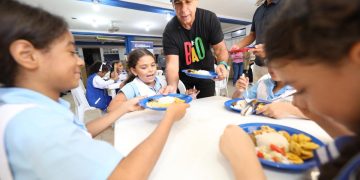 Barranquilla entendió que la buena comida también educa: alcalde Char entrega nueva cocina en la IED Técnico de Comercio