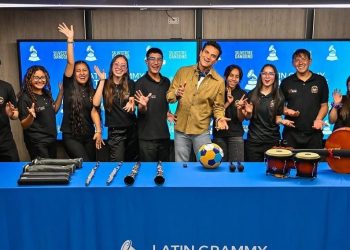 Silvestre Dangond donó instrumentos a dos colegios de La Guajira