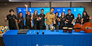 Silvestre Dangond donó instrumentos a dos colegios de La Guajira