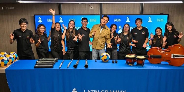 Silvestre Dangond donó instrumentos a dos colegios de La Guajira