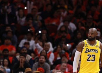 LeBron supera a 24 franquicias en series ganadas de playoffs