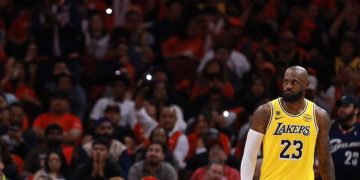 LeBron supera a 24 franquicias en series ganadas de playoffs