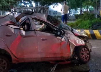 Aparatoso accidente en la calle 30 de Soledad: vehículo chocó contra un muro y terminó volcado