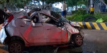 Aparatoso accidente en la calle 30 de Soledad: vehículo chocó contra un muro y terminó volcado