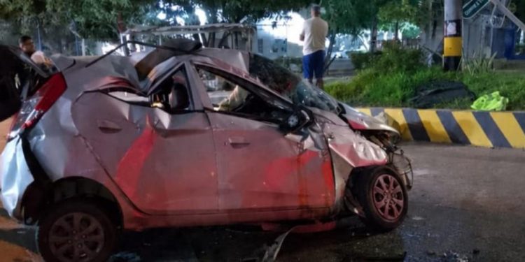 Aparatoso accidente en la calle 30 de Soledad: vehículo chocó contra un muro y terminó volcado