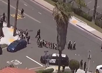 Ataque armado en mezquita de San Diego deja cinco muertos, incluidos los presuntos tiradores