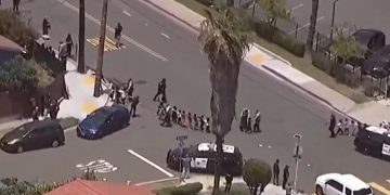 Ataque armado en mezquita de San Diego deja cinco muertos, incluidos los presuntos tiradores