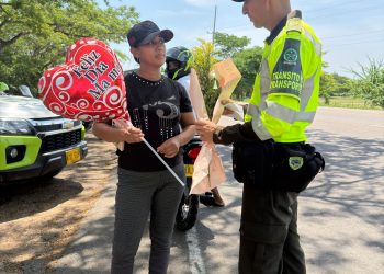 Flores, globos y prevención en la vía: homenaje de la Policía a las madres bolivarenses