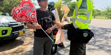 Flores, globos y prevención en la vía: homenaje de la Policía a las madres bolivarenses