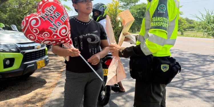 Flores, globos y prevención en la vía: homenaje de la Policía a las madres bolivarenses