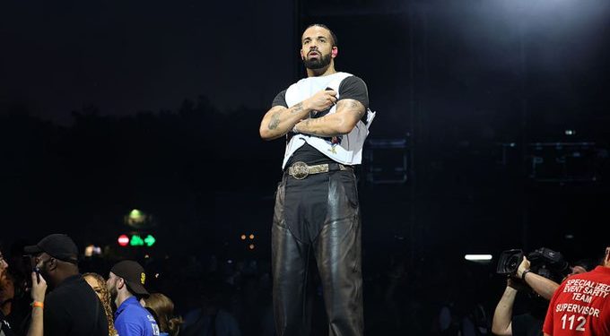Drake sorprende con el lanzamiento de tres álbumes en una sola noche