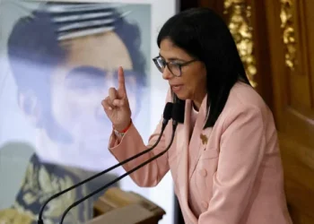 Delcy Rodríguez pide a jóvenes migrantes regresar a Venezuela para impulsar el desarrollo económico