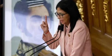 Delcy Rodríguez pide a jóvenes migrantes regresar a Venezuela para impulsar el desarrollo económico