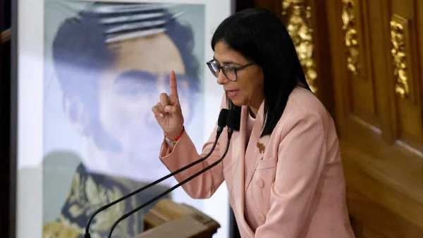 Delcy Rodríguez pide a jóvenes migrantes regresar a Venezuela para impulsar el desarrollo económico