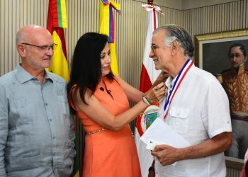 Gobernador Eduardo Verano recibe reconocimiento por continuar legado histórico iniciado por su padre entre Barranquilla y Tampa