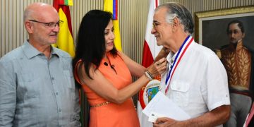 Gobernador Eduardo Verano recibe reconocimiento por continuar legado histórico iniciado por su padre entre Barranquilla y Tampa