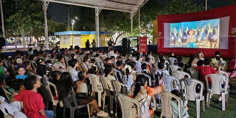 La Gobernación acerca ‘Cine a la Plaza ’a las familias del Atlántico