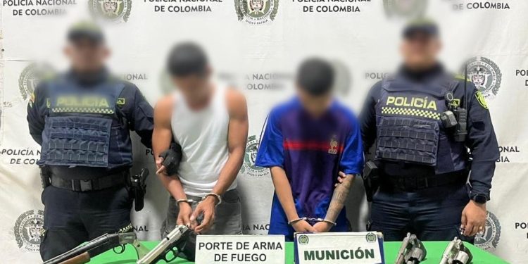 Caen dos hombres armados en el barrio La Luz: les hallaron cuatro armas de fuego