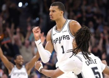 Wembanyama igualó la serie ante Oklahoma