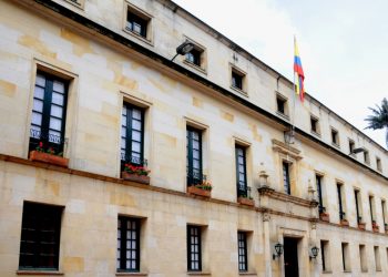 Abren investigación por presunta participación en política desde la Cancillería