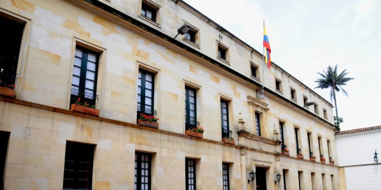 Abren investigación por presunta participación en política desde la Cancillería