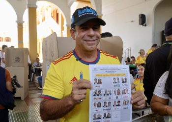 Alcalde Char ejerce su derecho al voto en primera vuelta presidencial