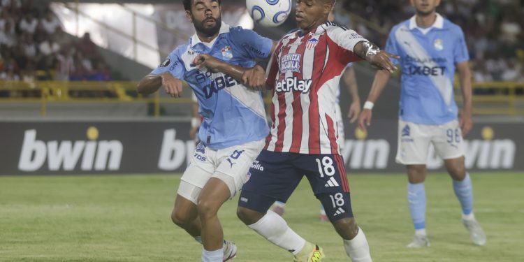 Junior sufrió sobre el final, pero venció a Sporting Cristal y sigue con vida en la Sudamericana