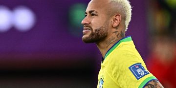 Neymar sufre lesión muscular y estará hasta tres semanas fuera con Brasil