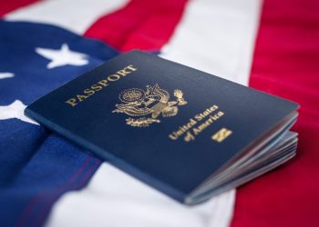 EE.UU. comenzará a revocar pasaportes a padres con deudas de manutención infantil superiores a 2.500 dólares
