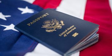 EE.UU. comenzará a revocar pasaportes a padres con deudas de manutención infantil superiores a 2.500 dólares