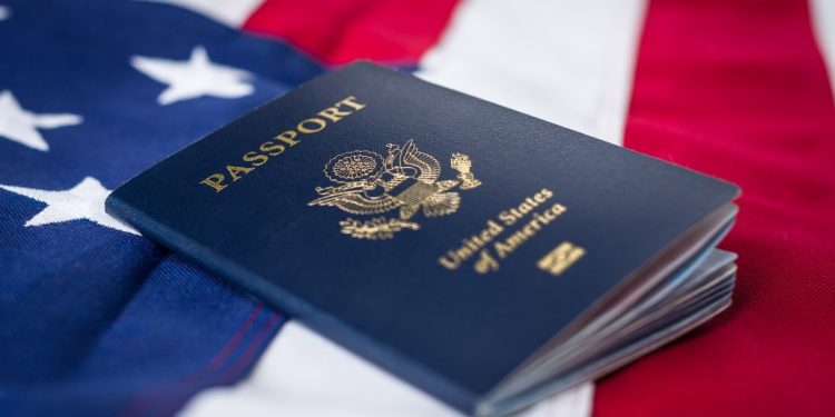 EE.UU. comenzará a revocar pasaportes a padres con deudas de manutención infantil superiores a 2.500 dólares