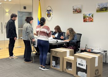 Colombianos en el exterior abren jornada electoral en Nueva Zelanda rumbo a las presidenciales de 2026