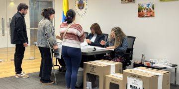 Colombianos en el exterior abren jornada electoral en Nueva Zelanda rumbo a las presidenciales de 2026