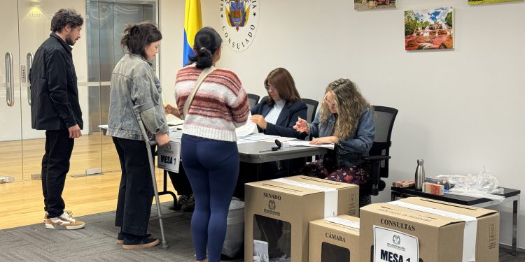 Colombianos en el exterior abren jornada electoral en Nueva Zelanda rumbo a las presidenciales de 2026