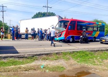Accidente entre bus y furgón en la vía La Cordialidad deja varios heridos