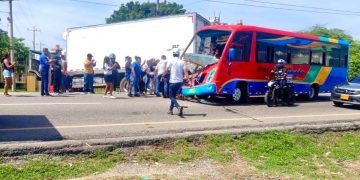 Accidente entre bus y furgón en la vía La Cordialidad deja varios heridos