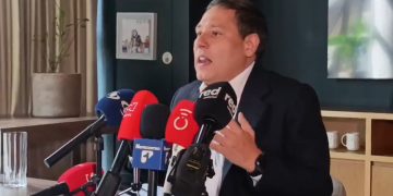 Mauricio Lizcano anuncia neutralidad en segunda vuelta y hará veeduría con inteligencia artificial al próximo presidente
