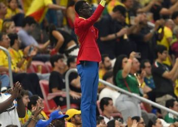 ¡“Que lo bajen”! El hincha del Congo se robó el show y las redes dicen que tenía el arco “rezado” ante Colombia