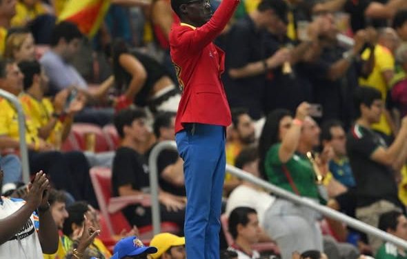 ¡“Que lo bajen”! El hincha del Congo se robó el show y las redes dicen que tenía el arco “rezado” ante Colombia