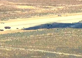 Ocho personas fallecen al estrellarse un B-52 en California