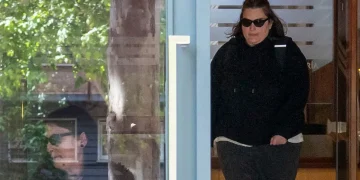 Juez vincula a hijas de Zapatero y a exsecretaria a investigación del caso Plus Ultra