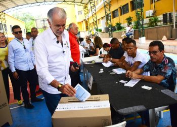 Gobernador Eduardo Verano lideró seguimiento a las elecciones desde el PMU y ejerció su derecho al voto