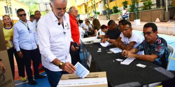 Gobernador Eduardo Verano lideró seguimiento a las elecciones desde el PMU y ejerció su derecho al voto
