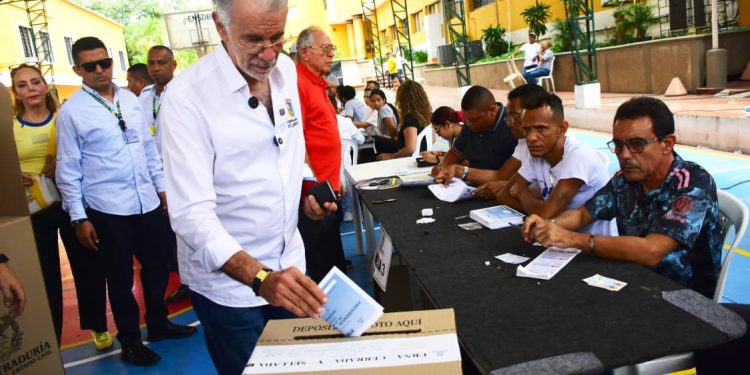Gobernador Eduardo Verano lideró seguimiento a las elecciones desde el PMU y ejerció su derecho al voto