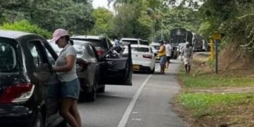 Hoteleros de la Sierra Nevada se declaran en emergencia por combates y bloqueos en la Troncal del Caribe