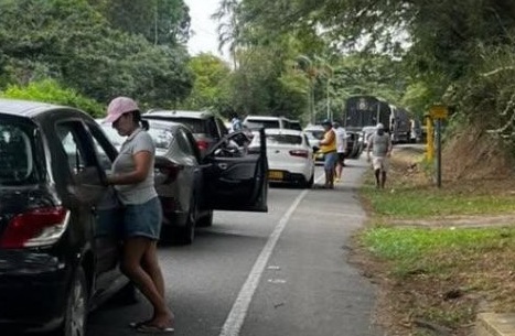 Hoteleros de la Sierra Nevada se declaran en emergencia por combates y bloqueos en la Troncal del Caribe