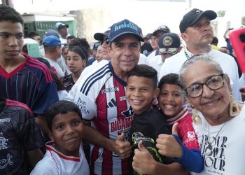 ¡Entregamos una tremenda cancha sintética en la Ciudadela 20 de Julio, sector Domingo Marino!: alcalde Char