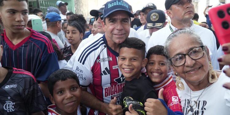 ¡Entregamos una tremenda cancha sintética en la Ciudadela 20 de Julio, sector Domingo Marino!: alcalde Char